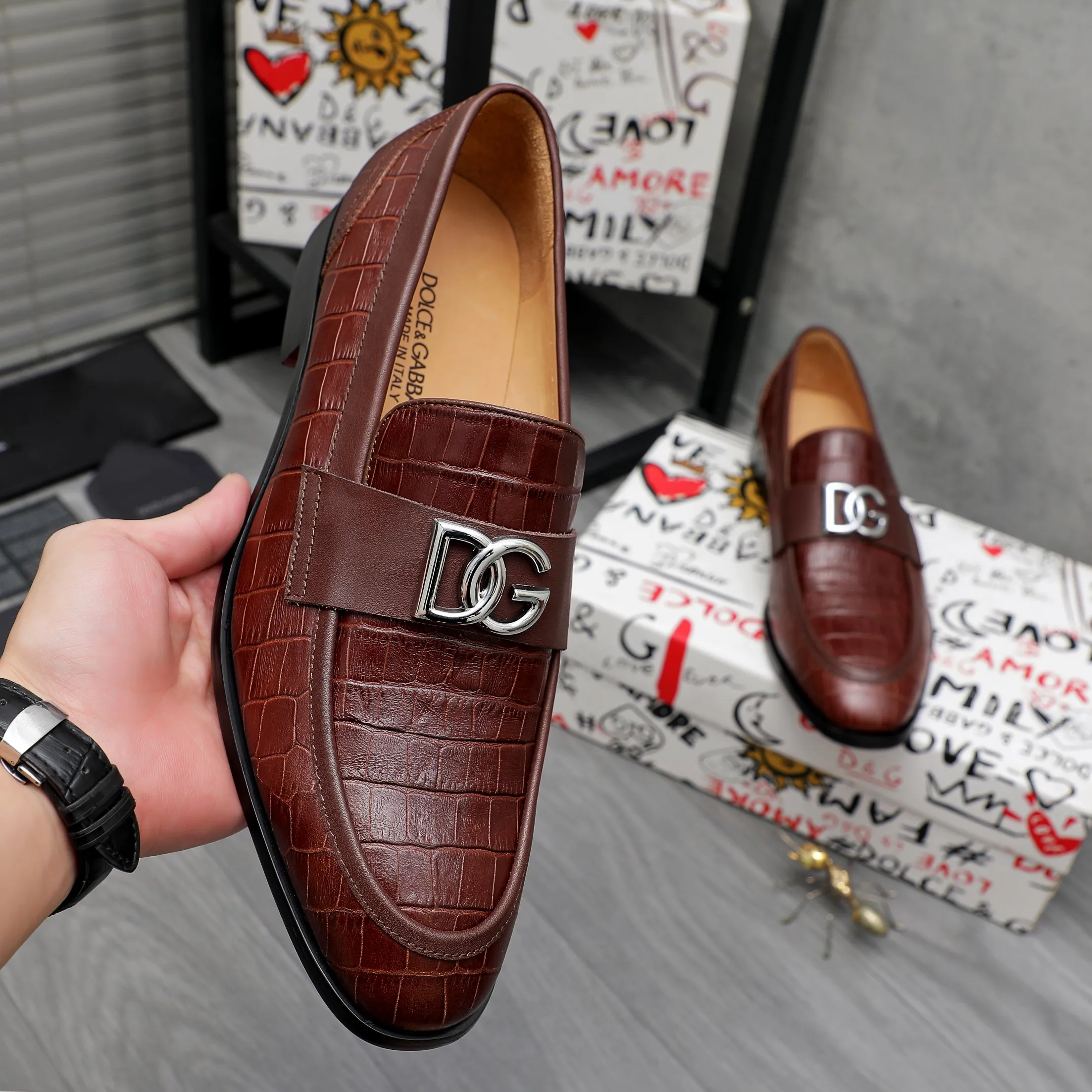 Men's shoes 💰500 Product trademark: DG (Dolce & Gabbana) business casual leather shoes Regular size: 38-45 (45 is custom-made and non-returnable) Product materials: Selected high-quality stone grain cowhide upper, cowhide lining, original outsole